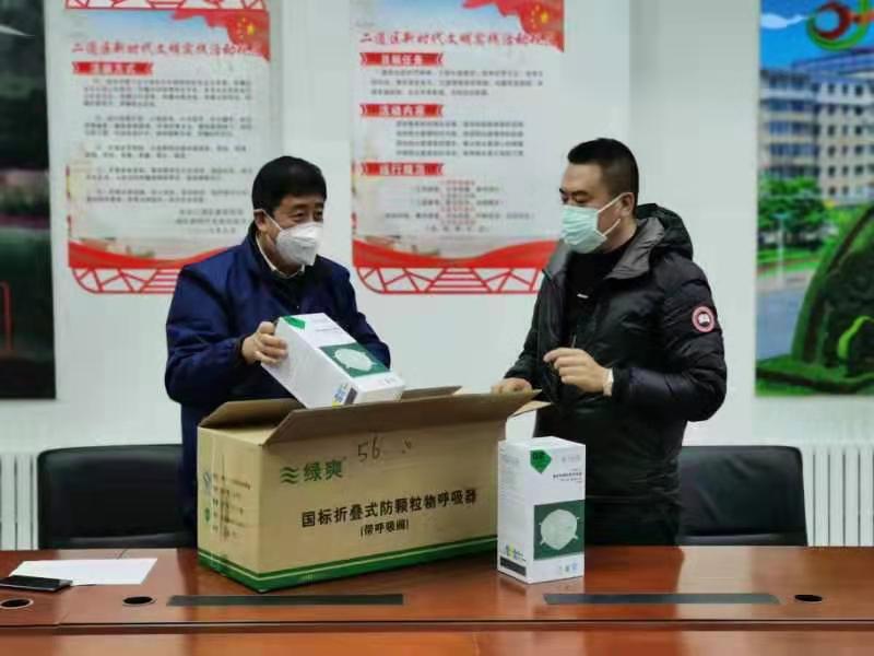 2020.2.3商会第一批捐赠远达街道口罩消毒液2.jpg